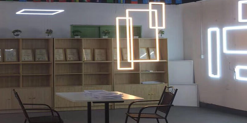 Edge-lit frame light for show room lighting