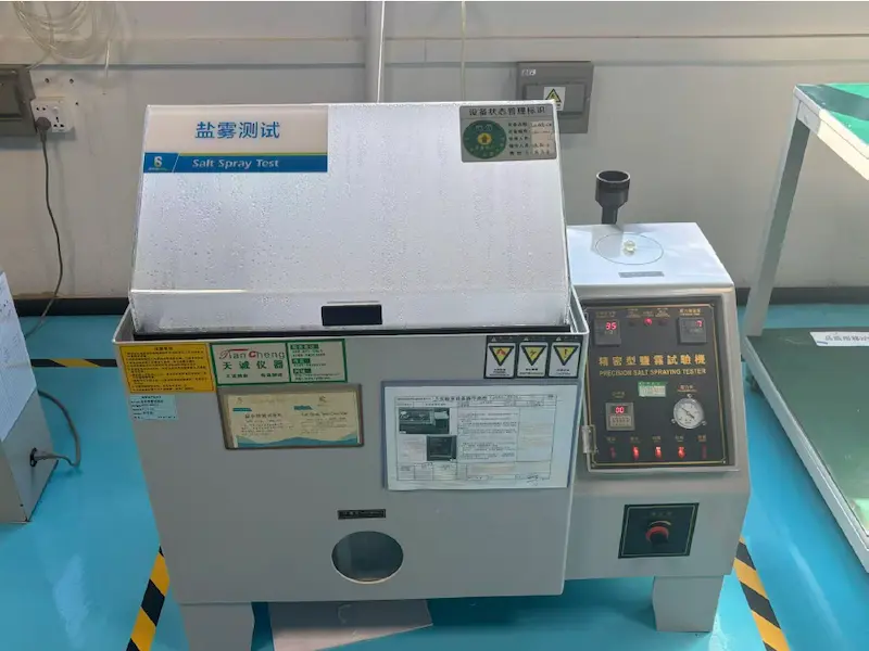 Salt spray chamber for corrosion-resistance testing of lighting fixtures